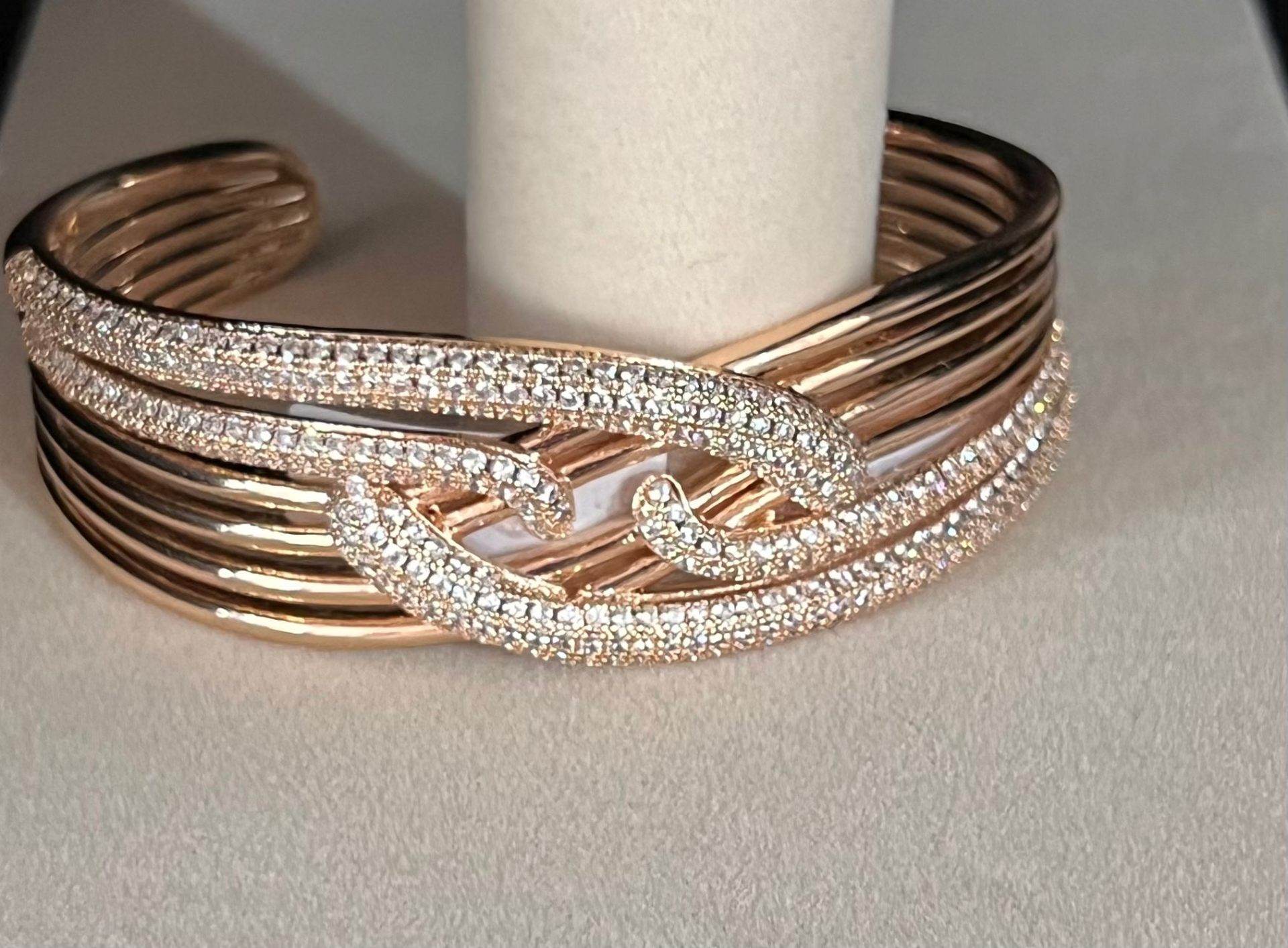 Entrelaço Pavé Cuff